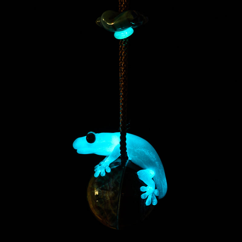 Gecko and the Flower Pendant Kengtaro Glass - Smoke ATX