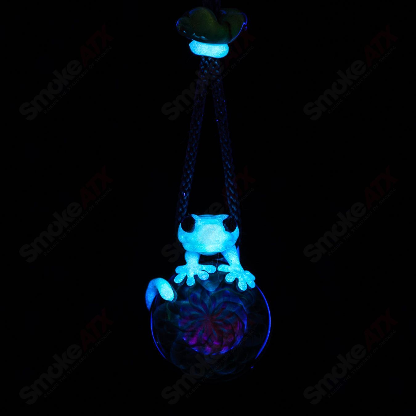 Gecko and the Flower Pendant Kengtaro Glass - Smoke ATX 